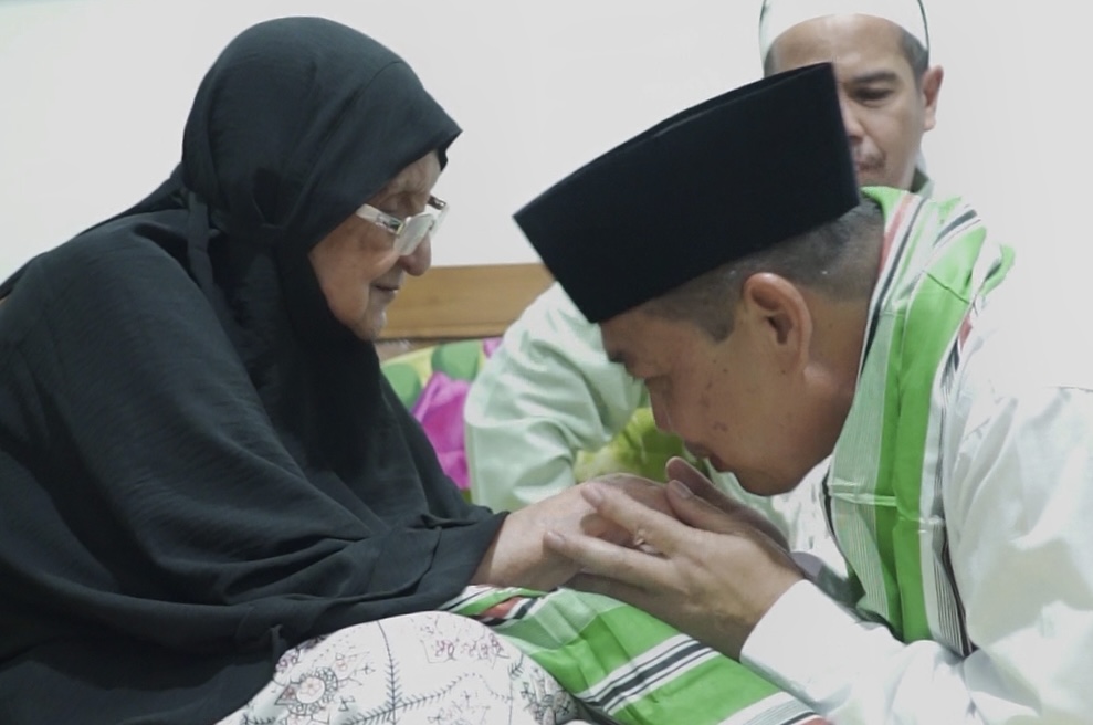 Ria Norsan sungkem ke Hubabah Annisa serta minta doa restu untuk maju ke Pilgub Kalbar 2024.