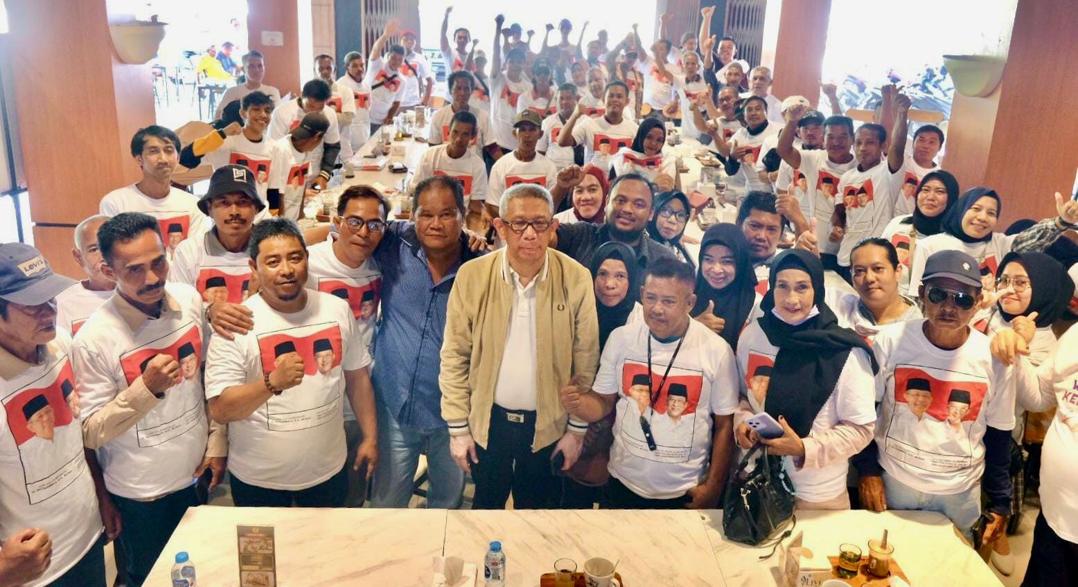 BERSAMA : Sutarmidji foto bersama ratusan anggota timses Midji-Didi Kabupaten Sanggau saat pertemuan di Aming Coffee Sanggau, Sabtu (21/9).
