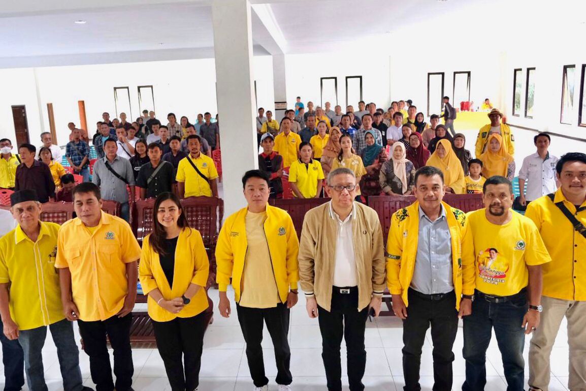 GOLKAR : Sutarmidji foto bersama usai pembukaan Pelatihan Karakterdes Kecamatan Kapuas, Mukok, dan Parindu, Partai Golkar di Kantor DPD Golkar Sanggau, Sabtu (21/9).