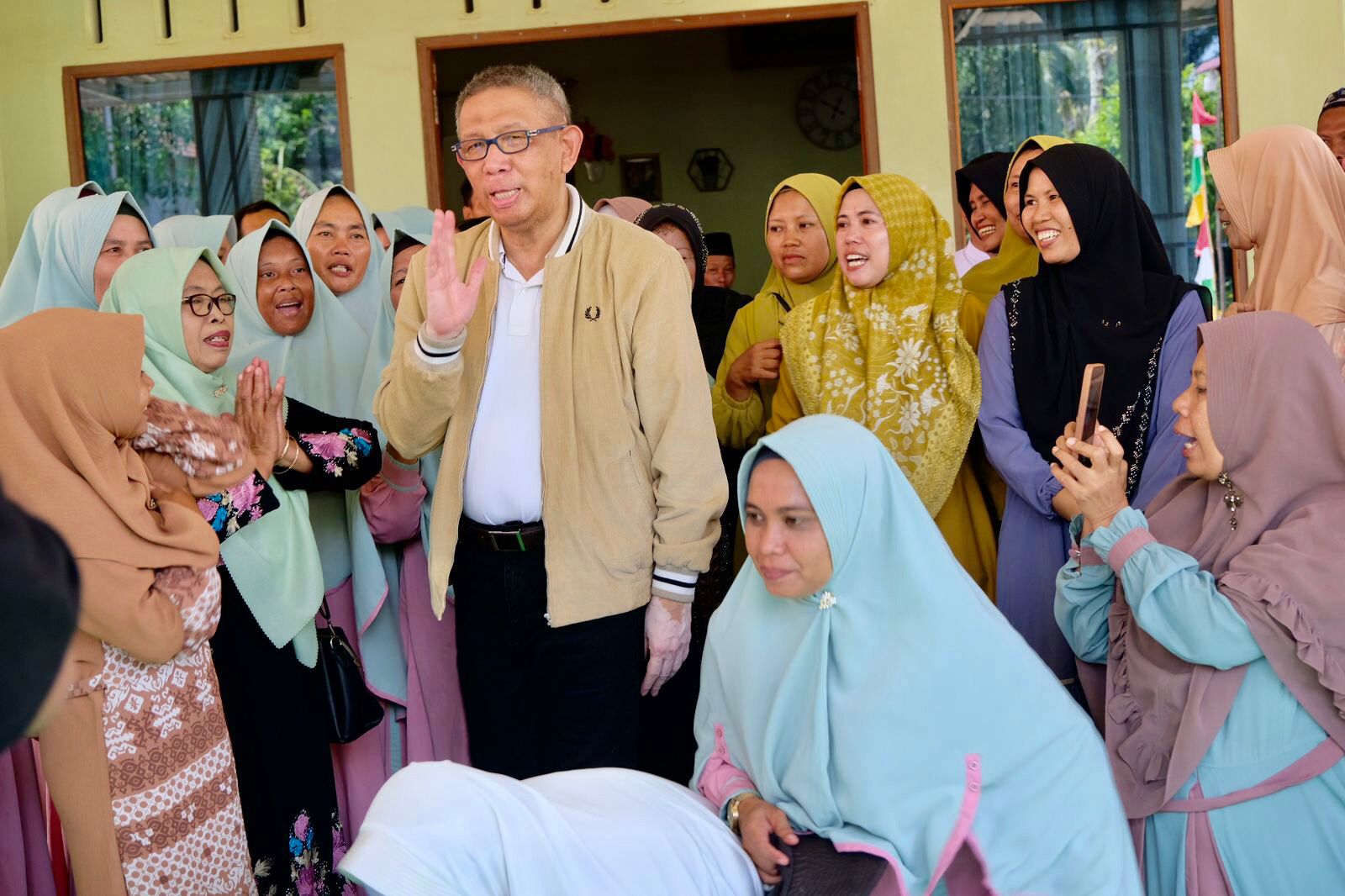 Sutarmidji disambut antusias emak-emak saat berkunjung ke Desa Suka Mulya, Kecamatan Parindu, Kabupaten Sanggau, Sabtu (21/9)