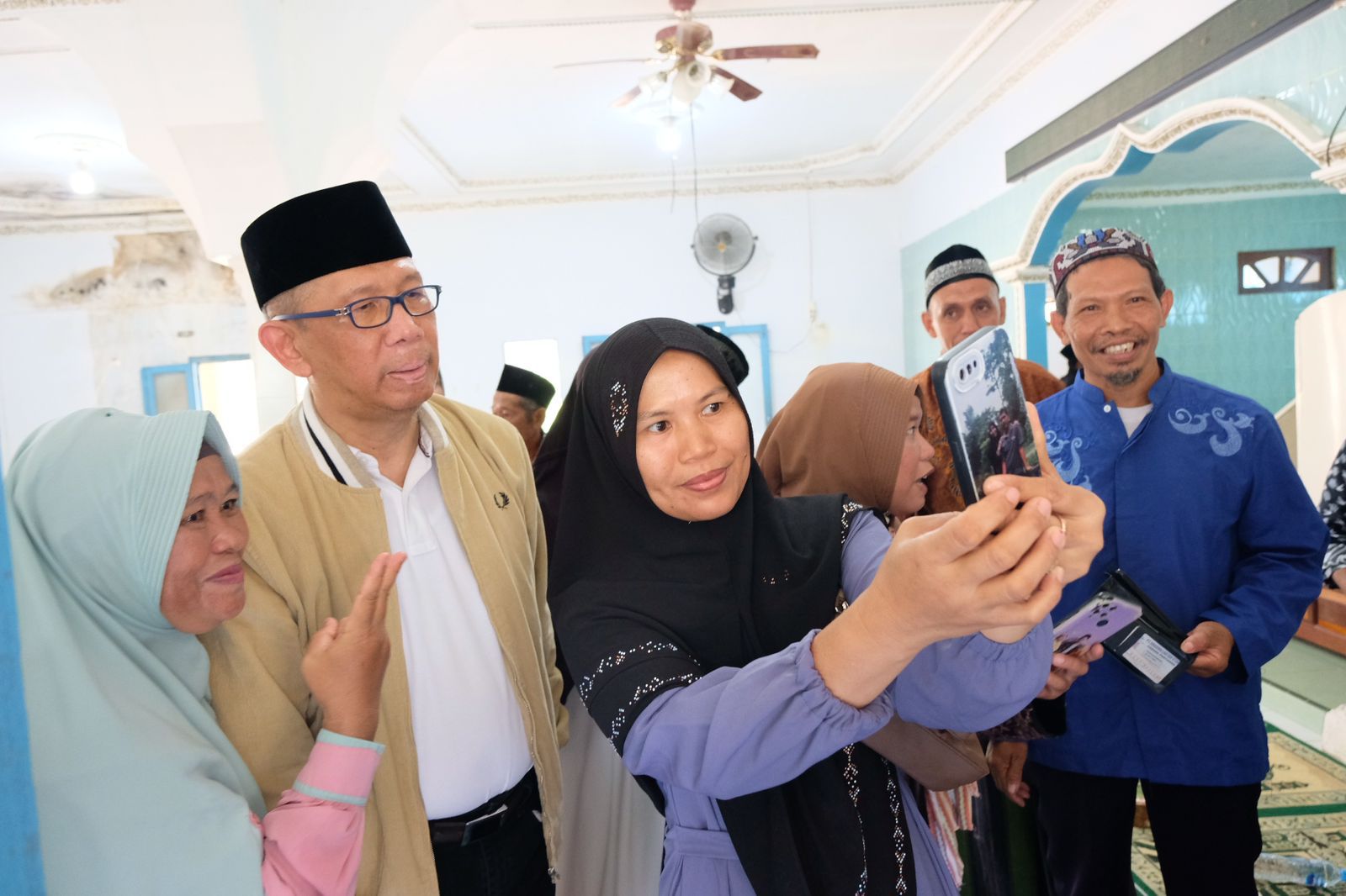 Sutarmidji melayani emak-emak yang mengajak swafoto.