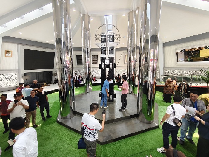 TUGU: Rombongan wisatawan mengabadikan momen di Tugu Khatulistiwa.