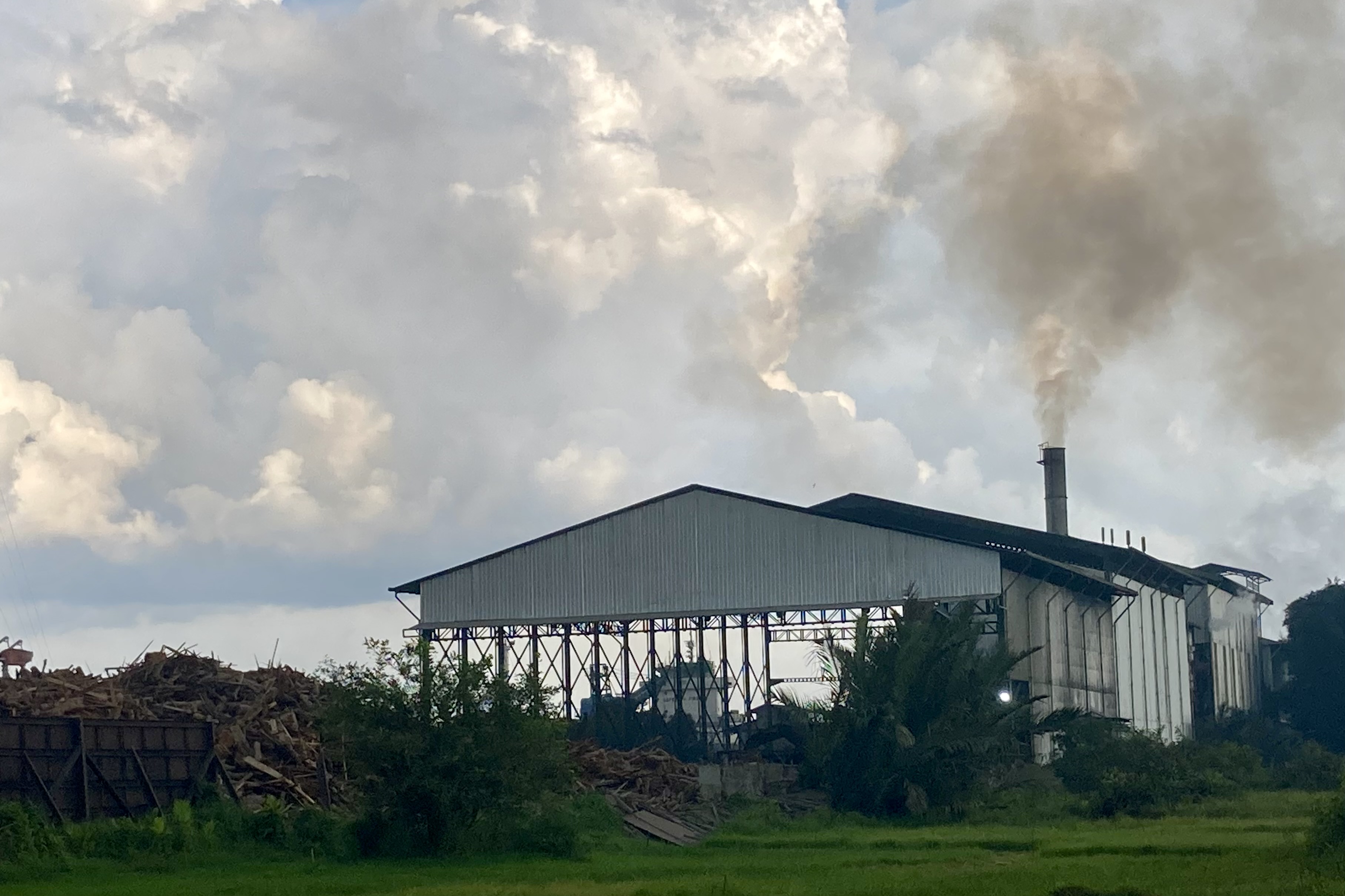 TENAGA BIOMASSA: Asap tebal mengepul dari cerobong pembuangan PLTBm milik PT. Rezeki Perkasa Sejahtera Lestari (RPSL) di Desa Wajok Hulu, Kecamatan Siantan, Kabupaten Mempawah.