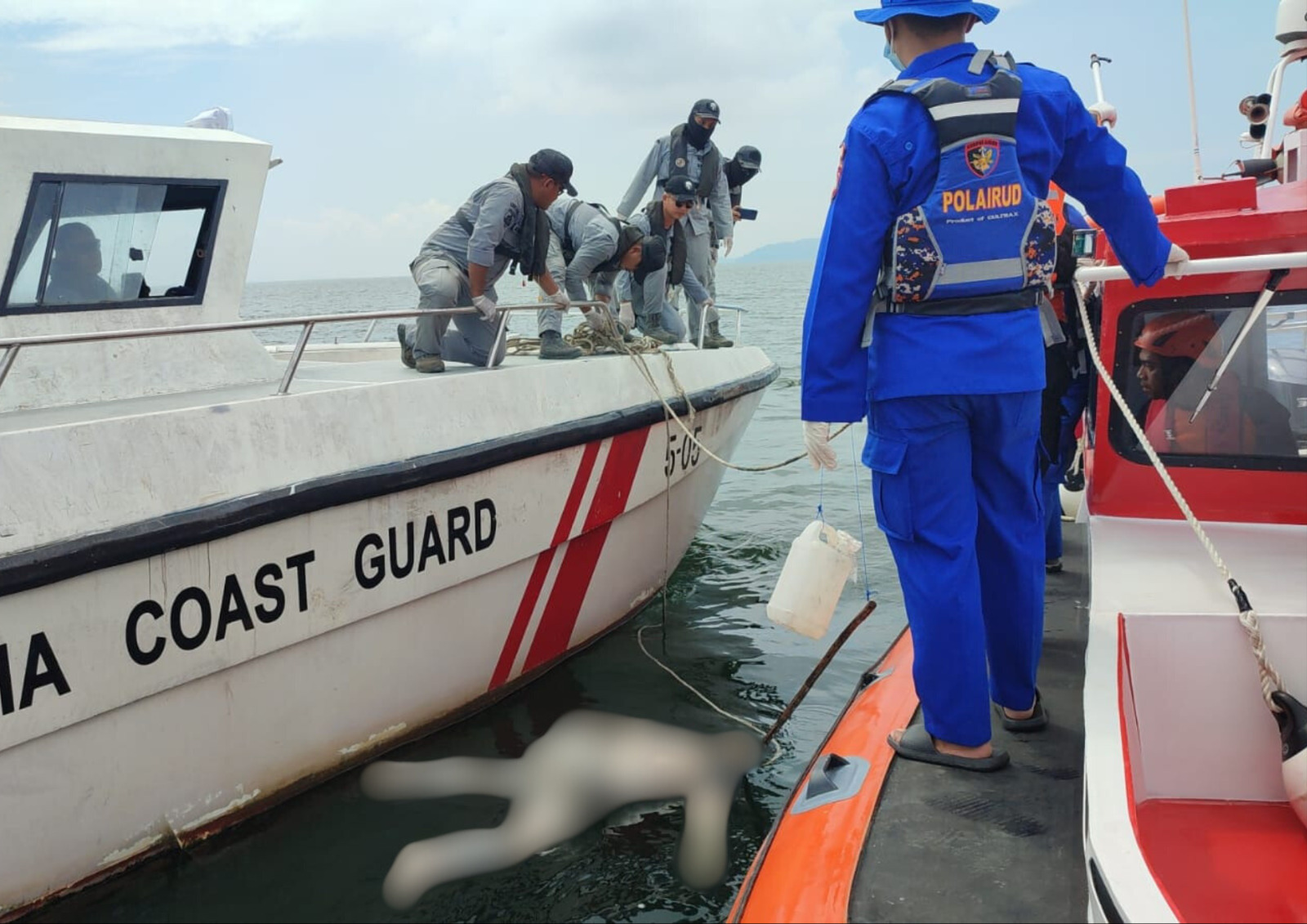 Penemuan jenazah ABK KM Kaya Sampurna di Pulau Lemukutan, Minggu (22/9/2024).