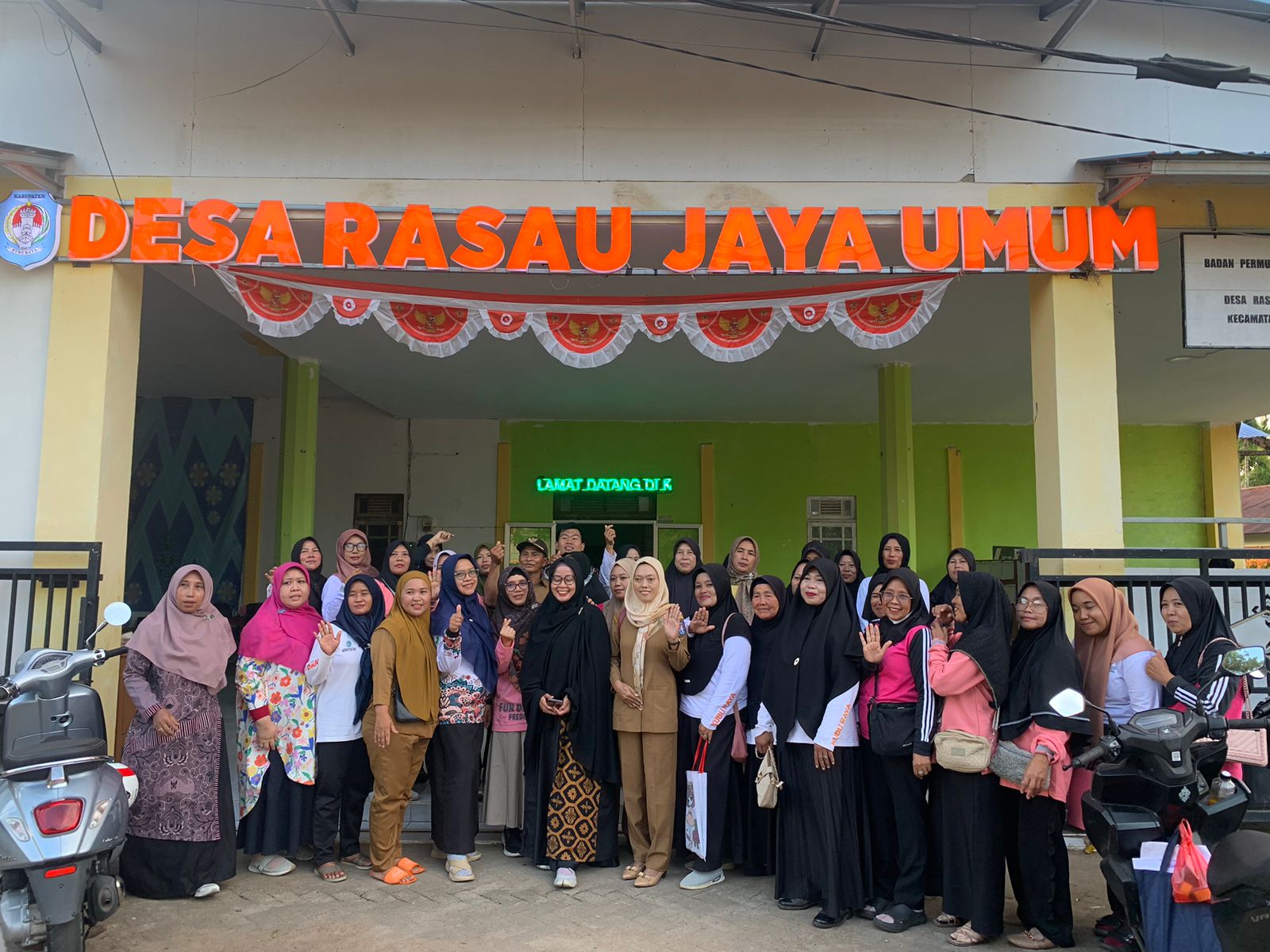 Tim PKM UMP berfoto bersama peserta pelatihan Pemberaian Makanan Bayi dan Anak (PMBA) dan Pemberian Makanan Tambahan (PMT) di Desa Rasau Jaya Umum, Kecamatan Rasau Jaya.