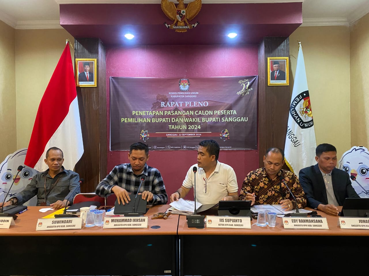 KPUKabupaten Sanggaubsaat menyampaikan hasil rapat pleno tertutup penetapan pasangan calon (Paslon) Bupati dan Wakil Bupati Sanggau pada Pemilihan Serentak.