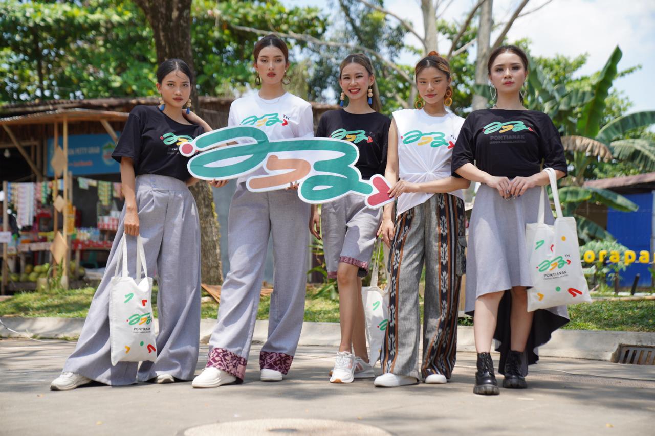 LOGO RESMI: Sejumlah model memeragakan Logo Hari Jadi ke-253 Pontianak hasil sayembara.