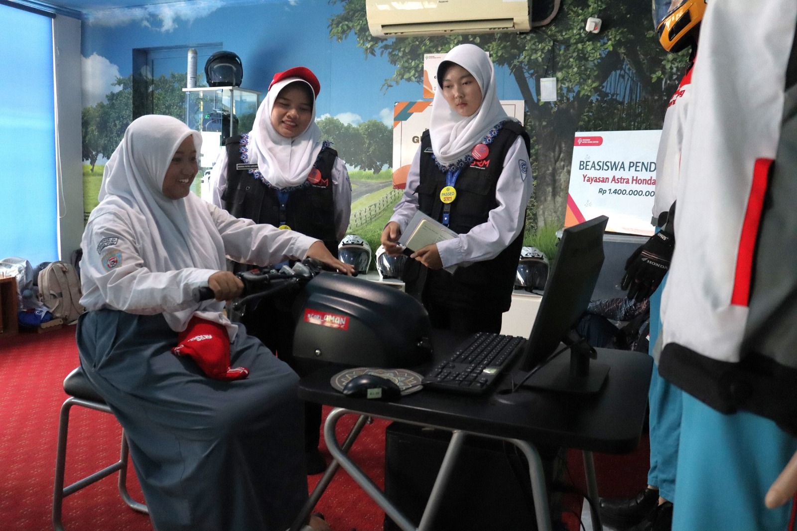Duta Safety Riding menerima beasiswa dari Yayasan AHM sebagai apresiasi atas dedikasi mereka.