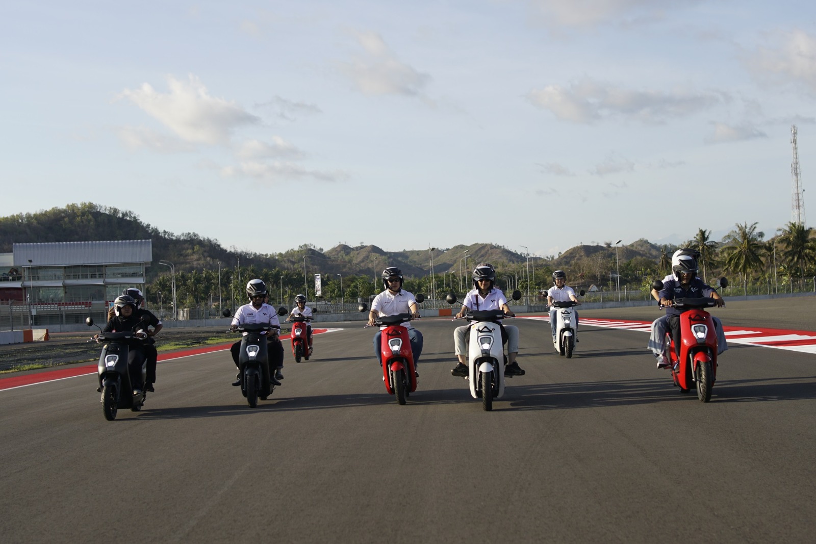 Motor listrik Honda EM1 e: siap mendukung ajang bergengsi MotoGP di Mandalika, menghadirkan inovasi dan semangat elektrifikasi dalam dunia balap.