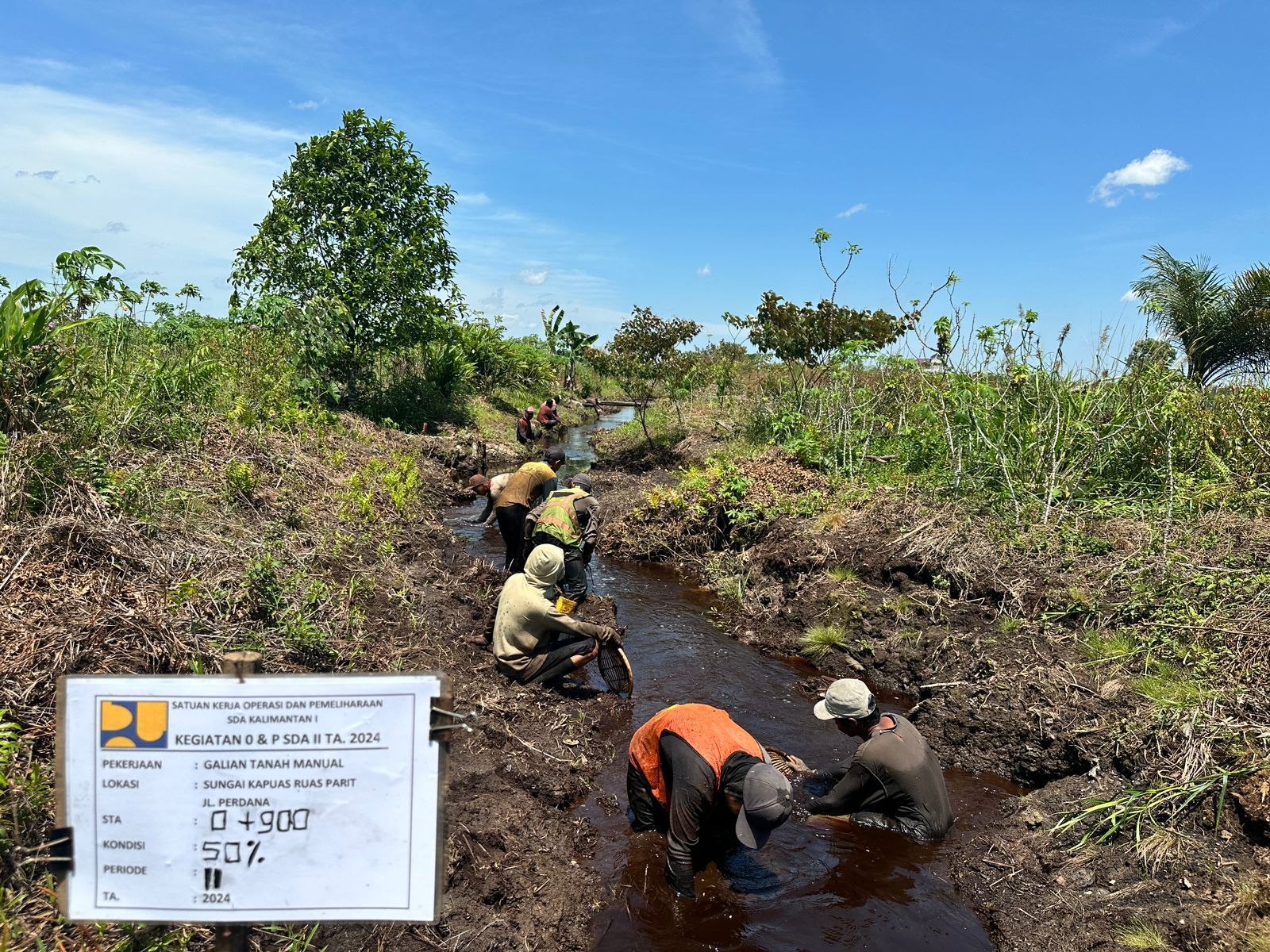 Petugas BWSK I Pontianak tengah membersihkan sungai di Jalan Sepakat 2, mengangkat sampah dan gulma untuk memastikan aliran air tetap lancar dan mendukung perekonomian masyarakat sekitar.