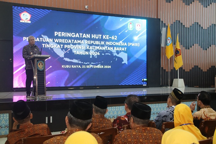 SAMBUTAN: Pj Gubernur Kalbar dr Harisson menghadiri HUT ke-62 PWRI Kalbar di Aula Kantor Bupati Kubu Raya, Sabtu (21/9).