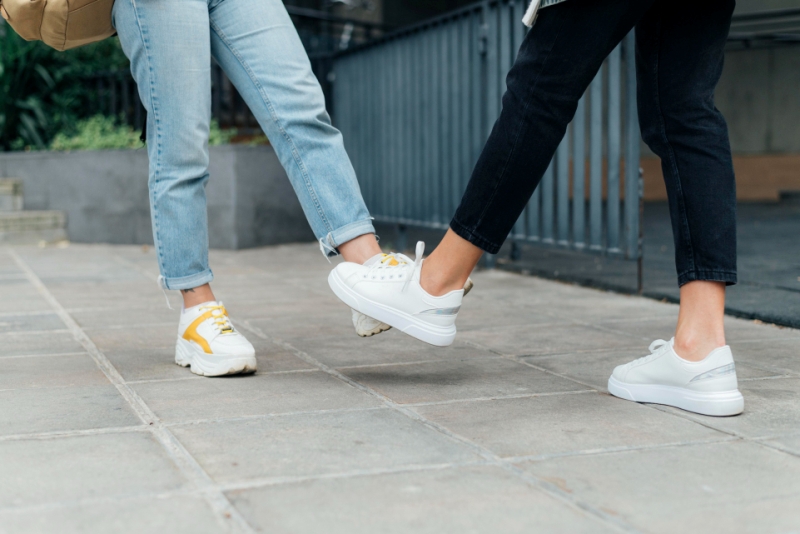 Ilustrasi sepatu putih.