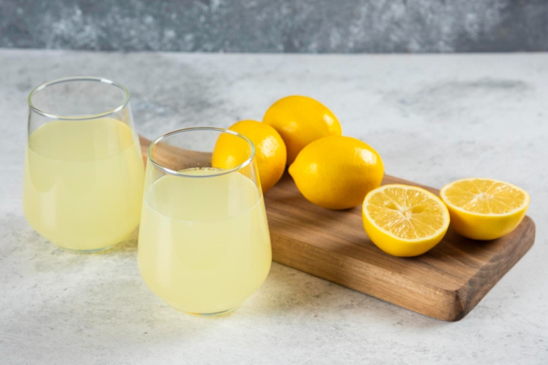 Ilustrasi air lemon. (FREEPIK)