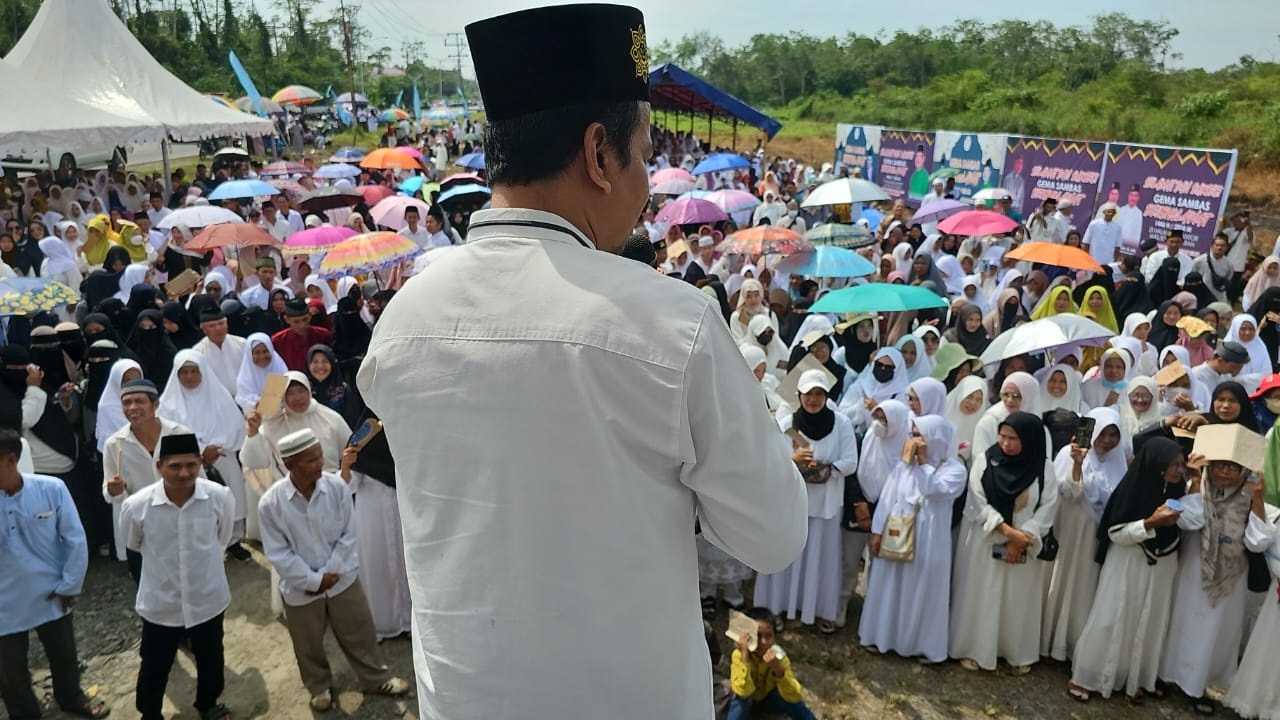 RAMAI: Ribuan masyarakat mengikuti Gema Sambas Bersholawat yang dilaksanakan di Halaman Kantor Masjid 1001 Kubah, Sabtu (21/9).