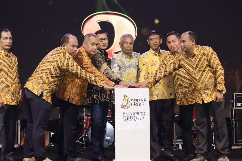 RESMI DITUTUP: Bupati dan Forkopimda Ketapang, menekan tombol sirine sebagai tanda berakhirnya rangkaian napak tilas 2024, Sabtu (21/9) malam.