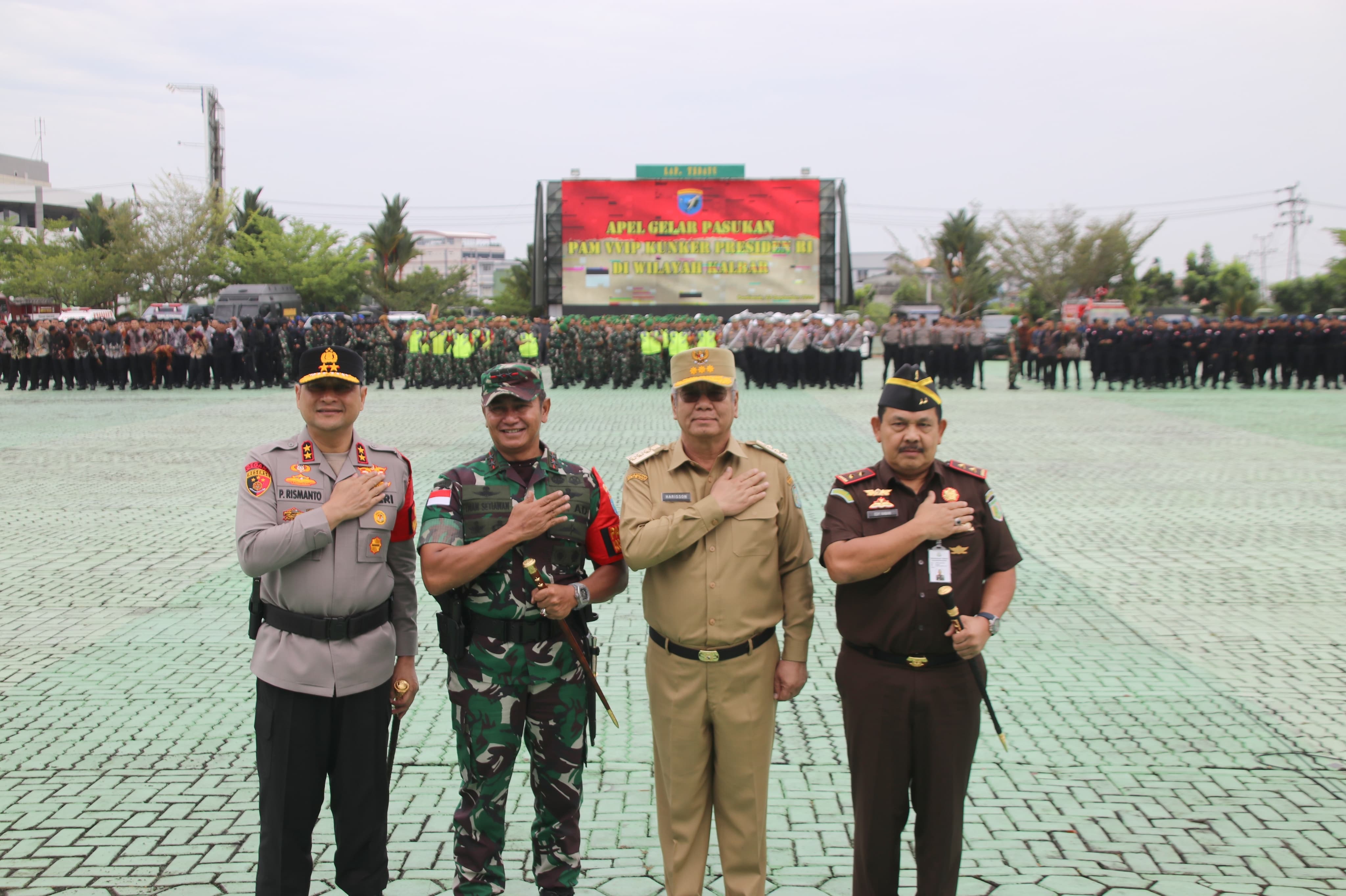 APEL: Pj Gubernur Harisson bersama jajaran Forkopimda Kalbar saat menghadiri apel gelar pasukan Pam VVIP Kunker Presiden RI di Lapangan Tidayu Makodam XII/Tanjungpura.