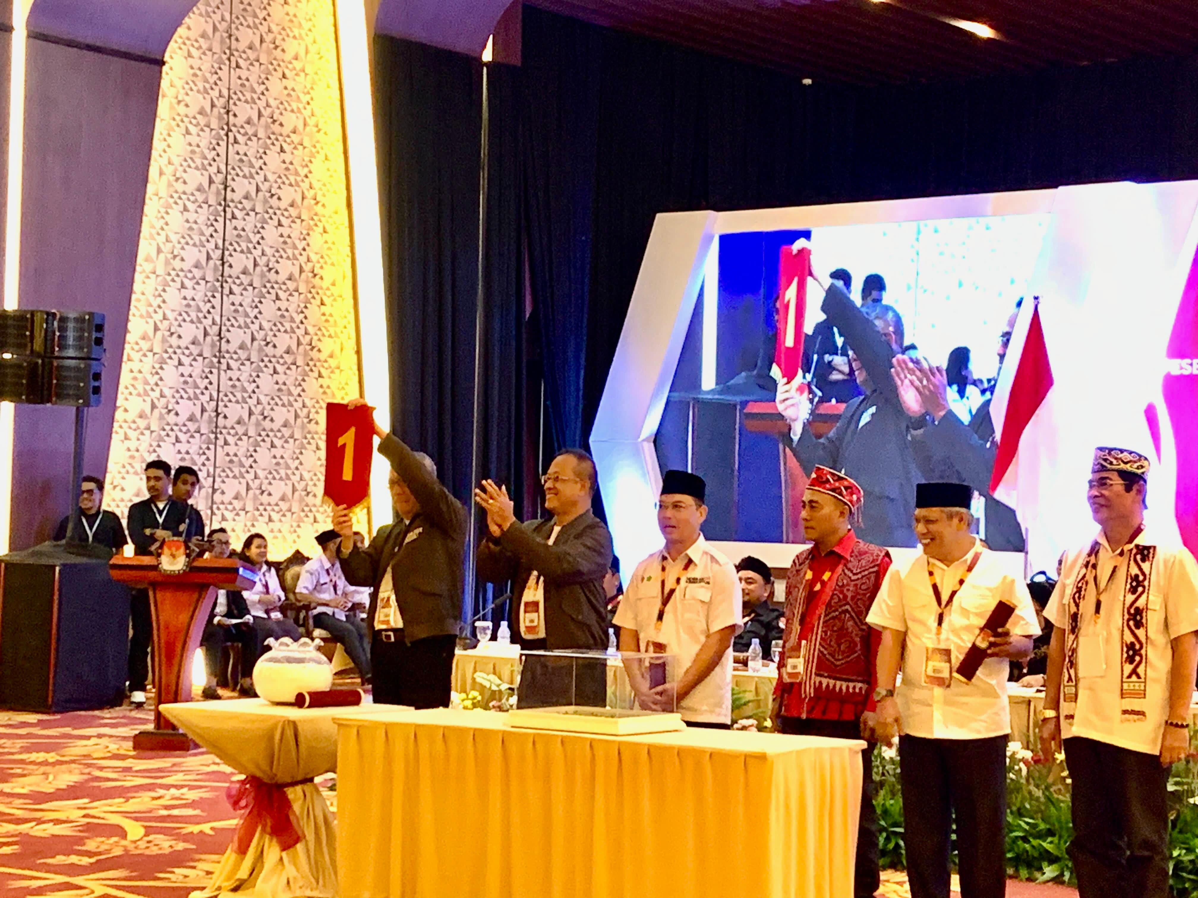 Sutarmidji membuka nomor urut saat Rapat Pleno Terbuka Pengundian, dan Penetapan nomor urut pasangan calon peserta pemilihan gubernur, dan wakil gubernur Kalbar Tahun 2024, Senin (23/9).