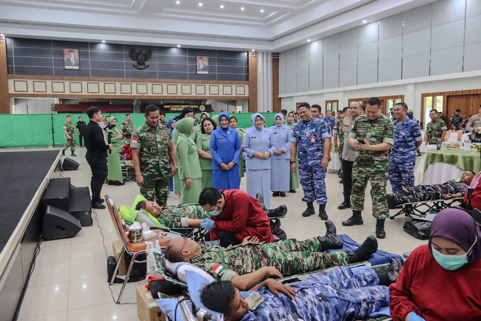 TINJAU: Pangdam XII Tanjungpura, Mayjen TNI Iwan Setiawan meninjau pelaksanaan donor darah di Markas Kodam XII Tanjungpura, Sabtu (22/9).