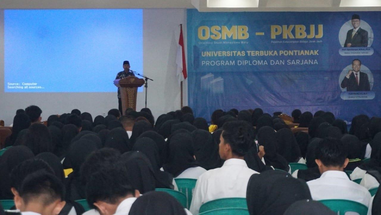 SAMBUTAN: Pj Bupati Ismail saat menyampaikan sambutan di depan ratusan mahasiswa baru Universitas Terbuka Pontianak.