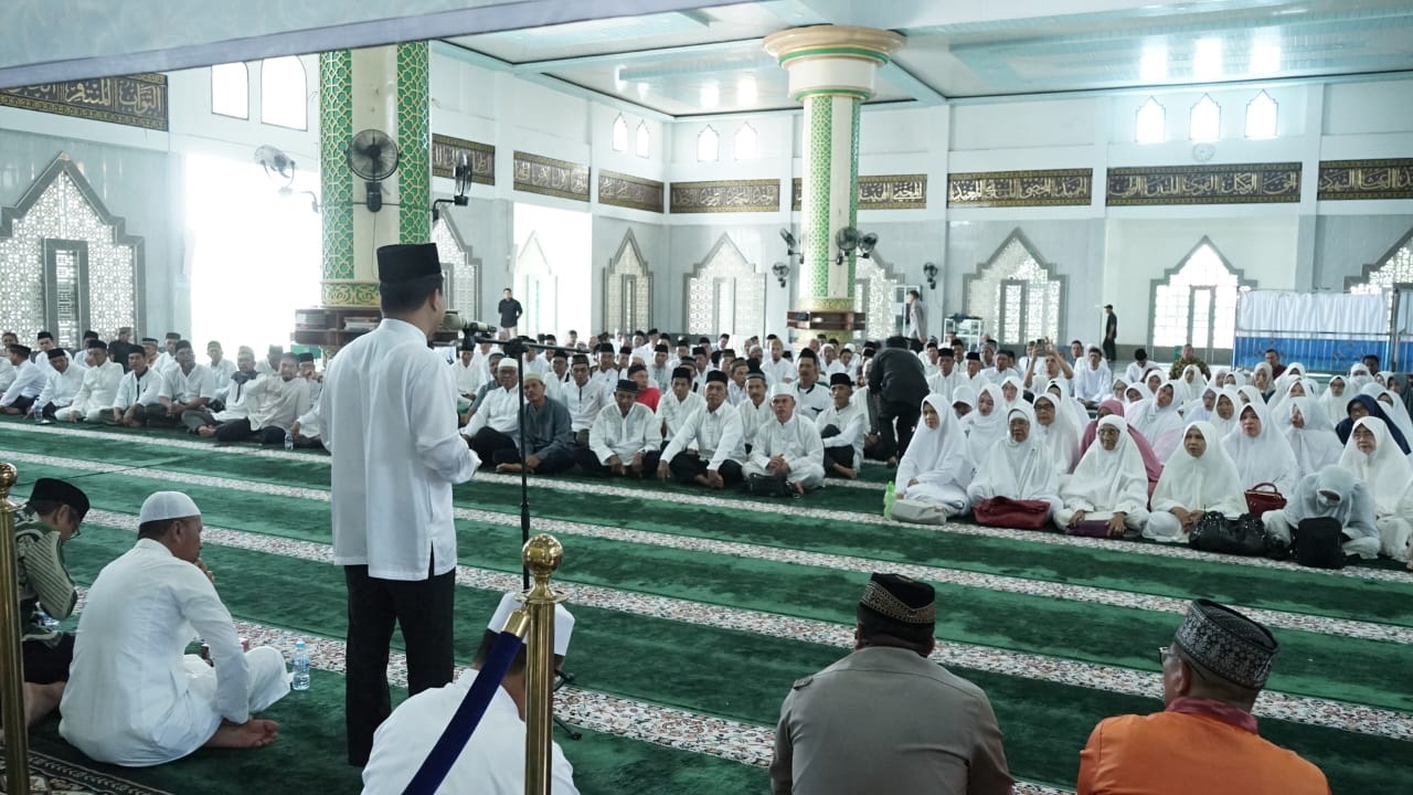 ARAHAN: Bupati Sambas saat memberikan arahan kepada para calon jemaah haji 2025 di Masjid AT-Taqwa, Kecamatan Pemangkat.