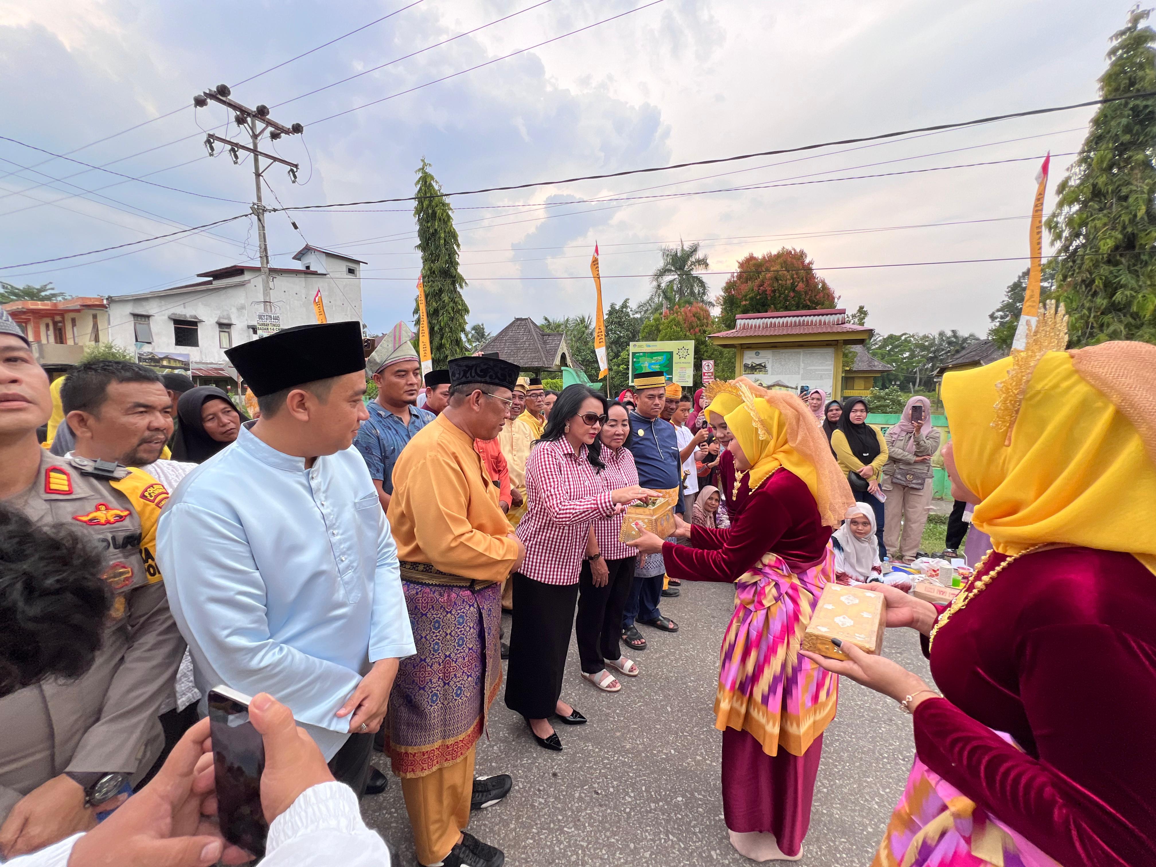 Karolin Margret Natasa, yang juga merupakan kerabat Keraton dengan gelar Putri Permata Jaya Negeri Ismahayana Landak, saat menghadiri Tumpang Negeri ke XXIV di Keraton Ismahayana Landak.