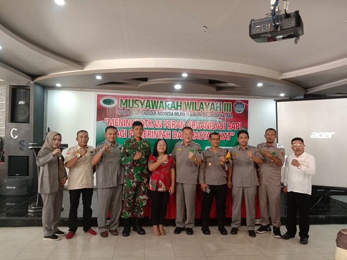 Pembukaan: Plt. Sekretaris Dinas Komunikasi dan Informatika (Kominfo) Kabupaten Landak Yuliana Titiari membuka kegiatan Musyawarah Wilayah Luar Biasa Radio Antar Penduduk Indonesia (RAPI) Wilayah 10