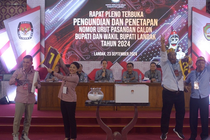 RAPAT PLENO: Masing-masing pasangan calon bupati dan wakil bupati Landak saat menunjukan nomor urut dalam Rapat Pleno Terbuka.