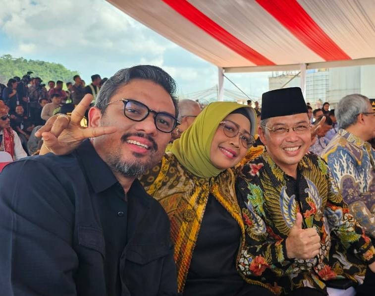 Maman Abdurahman, Erlina, dan Ria Norsan terlihat akrab saat bertemu di peresmian smelter PT BAI.