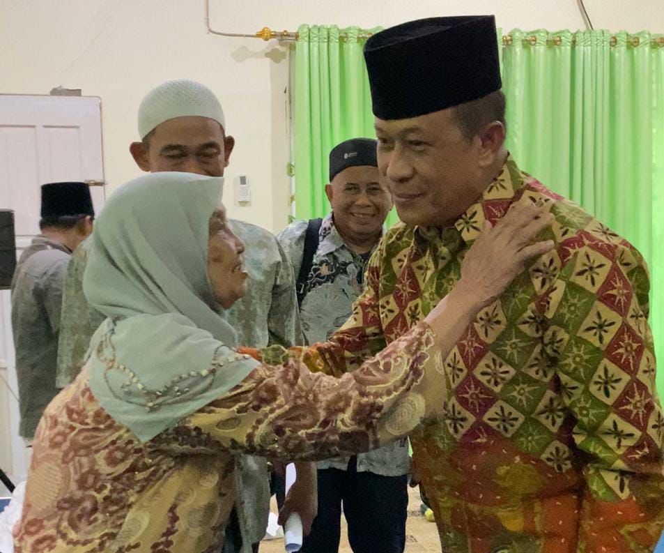 DOAKAN : Didi Haryono didoakan menjadi Wagub Kalbar oleh jemaah umarah Muzdalifah saat melepas keperangkatan, Minggu (22/9).