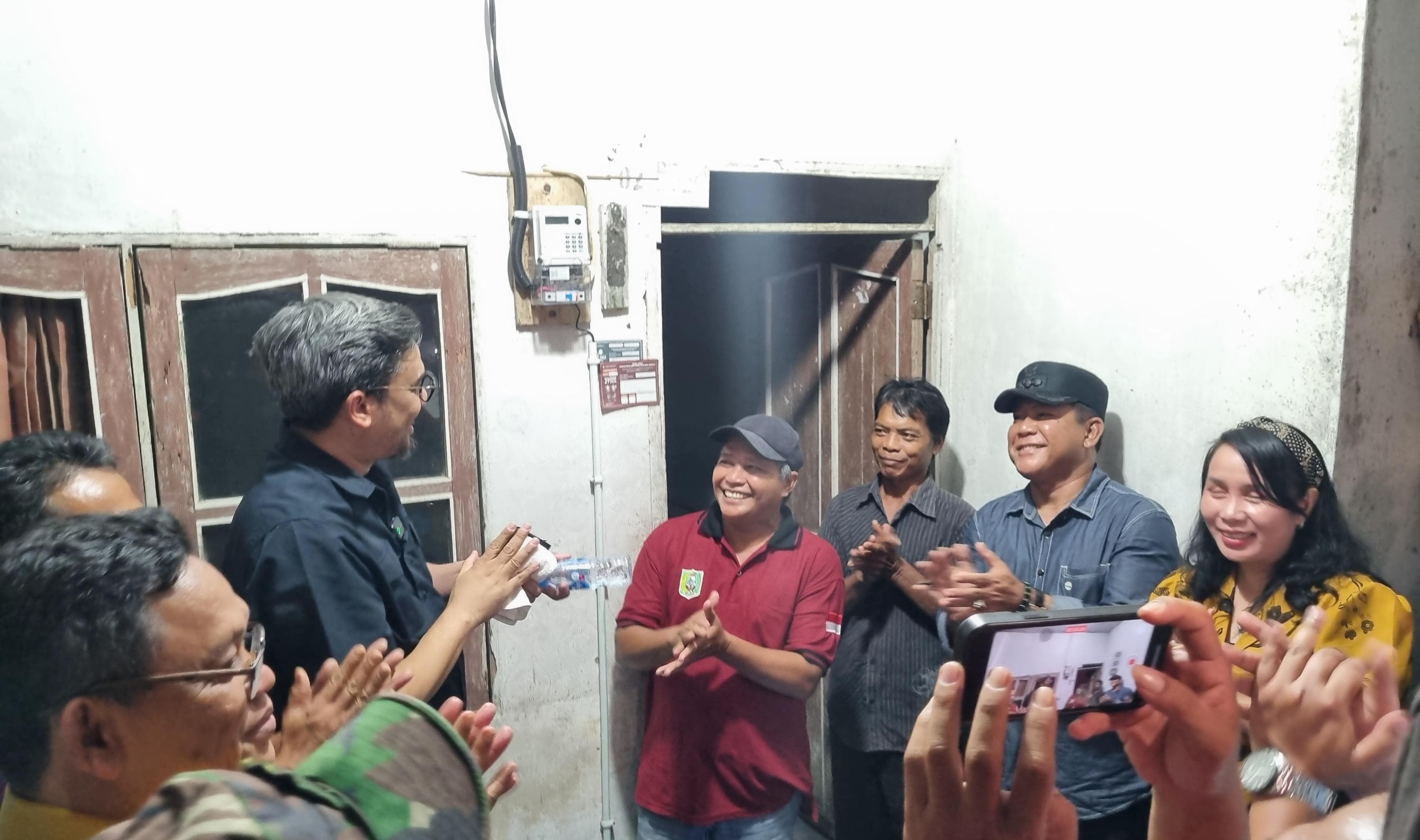 Simbolis penyalaan listrik di salah satu rumah warga di Desa Idas oleh Wakil Ketua Komisi VII, Maman Abdurrahman (kedua dari kiri) (22/09).