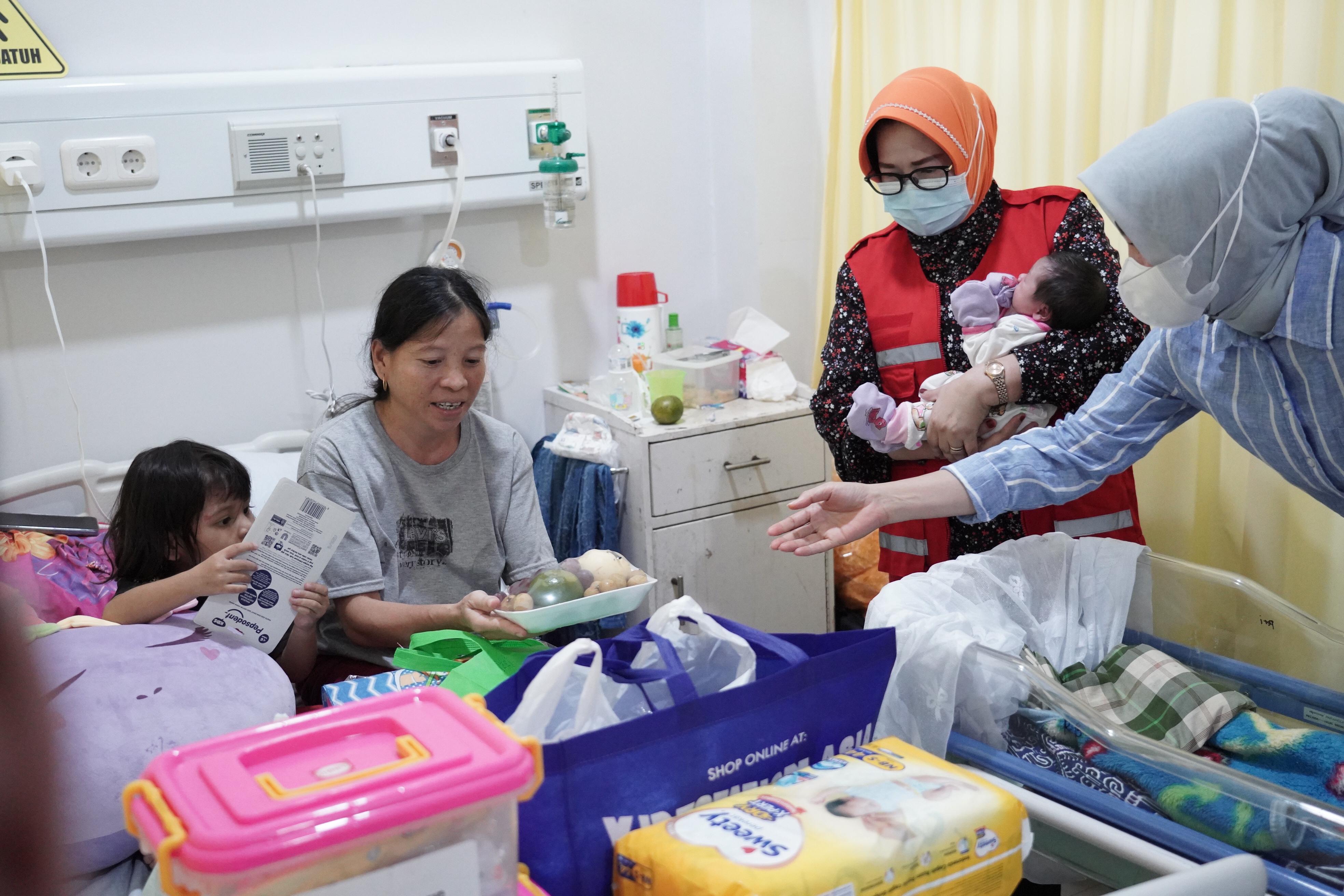 JENGUK : Ketua PMI Kalbar Lismaryani menjenguk salah satu warga asal Ketungau, seorang ibu yang baru melahirkan, dan memiliki anak pengidap kanker di RSUD Soedarso, Senin (23/9).