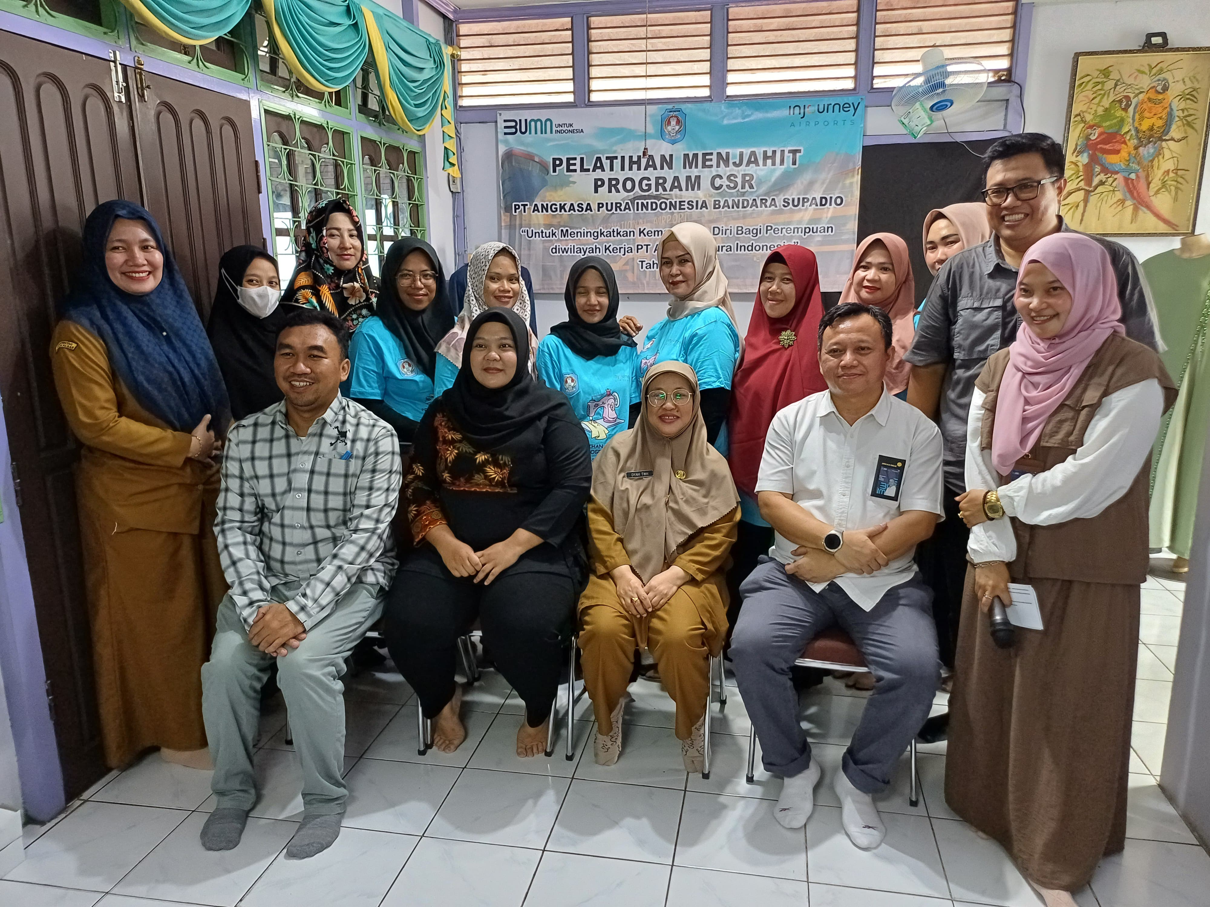 Executive General Manager Bandara Supadio, Muhamad Iwan Sutisna (kemeja putih) didampingi Kepala DP3AKB Kubu Raya, Dyah Tut Wuri Handayani (tiga dari kanan depan) berfoto bersama peserta pelatihan.