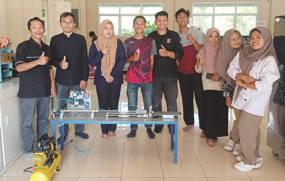 PENYIANG : Kembangkan alat penyiang daun pakis untuk bantu memudahkan pembuatan bubur pedas.