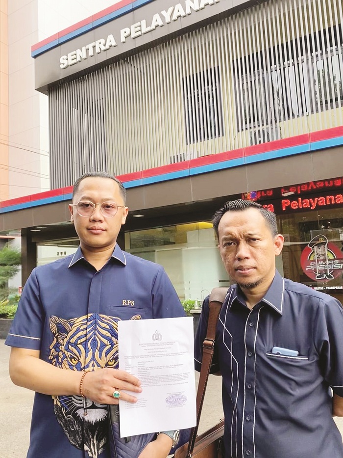 PENGADUAN : Tim kuasa hukum HA memperlihatkan surat pengaduan ke Divisi Propam Polri di Jakarta terkait kasus HA yang ditetapkan tersangka dalam kasus pencabulan anak dibawah umur, Senin (23/9).