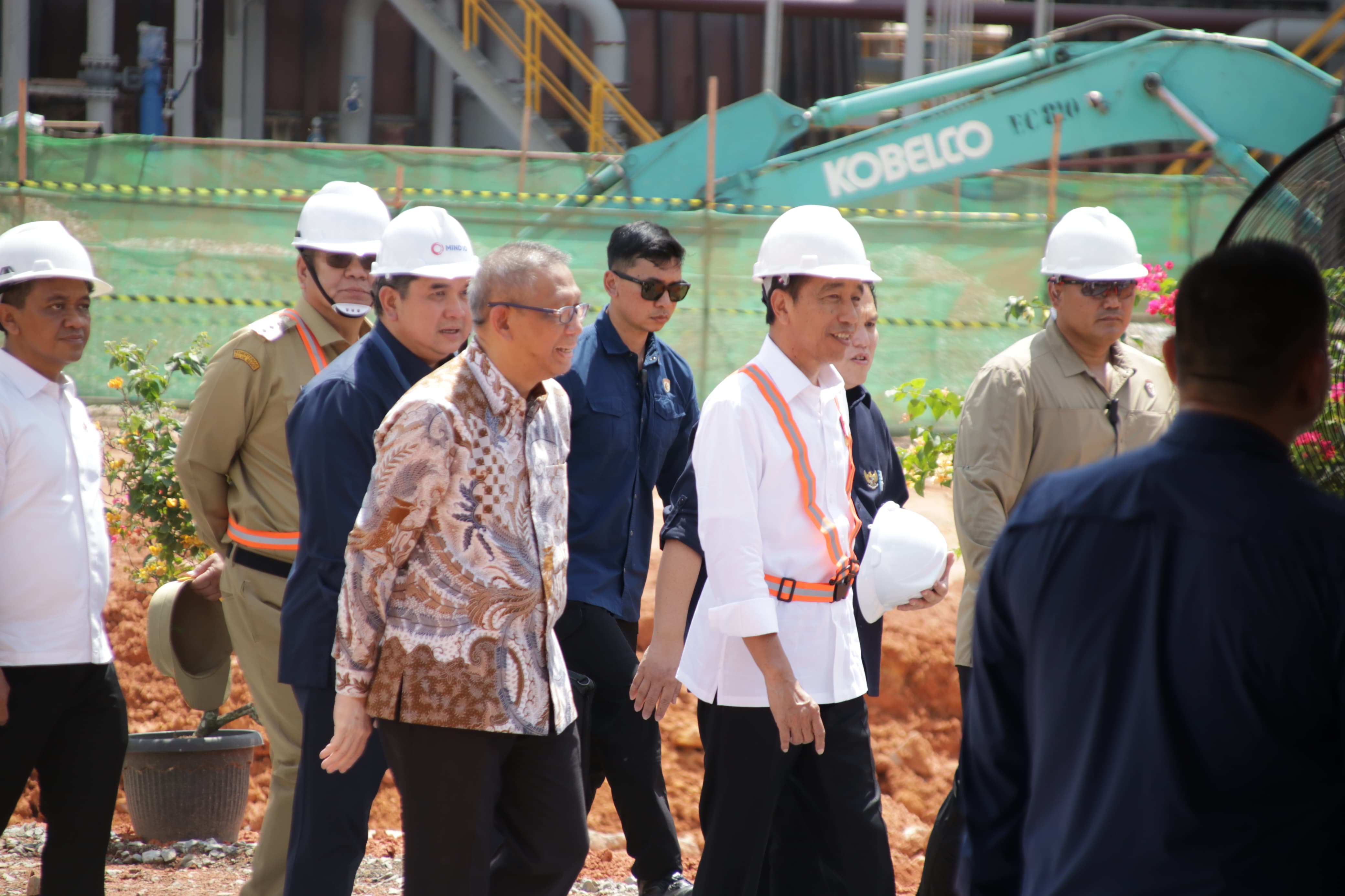 PRESIDEN : Sutarmidji ikut mendampingi Presiden Jokowi di sela kegiatan injeksi bauksit perdana di SGAR, PT. BAI, Kabupaten Mempawah, Selasa (24/9).