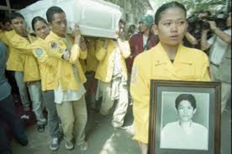 PETI JENAZAH: Teman-teman Yap Yun Hap mengusung peti jenazahnya, usai tewas tertembak dalam tragedi Semanggi II, 25 tahun lalu.