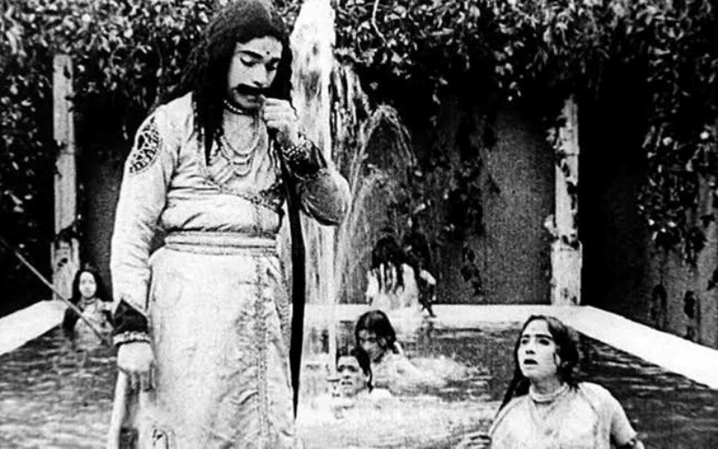 RAJA HARISHCHANDRA: Salah satu scene dari film pertama India berjudul Raja Harishchandra, yang kemudian menjadi tonggak industri film Bollywood.