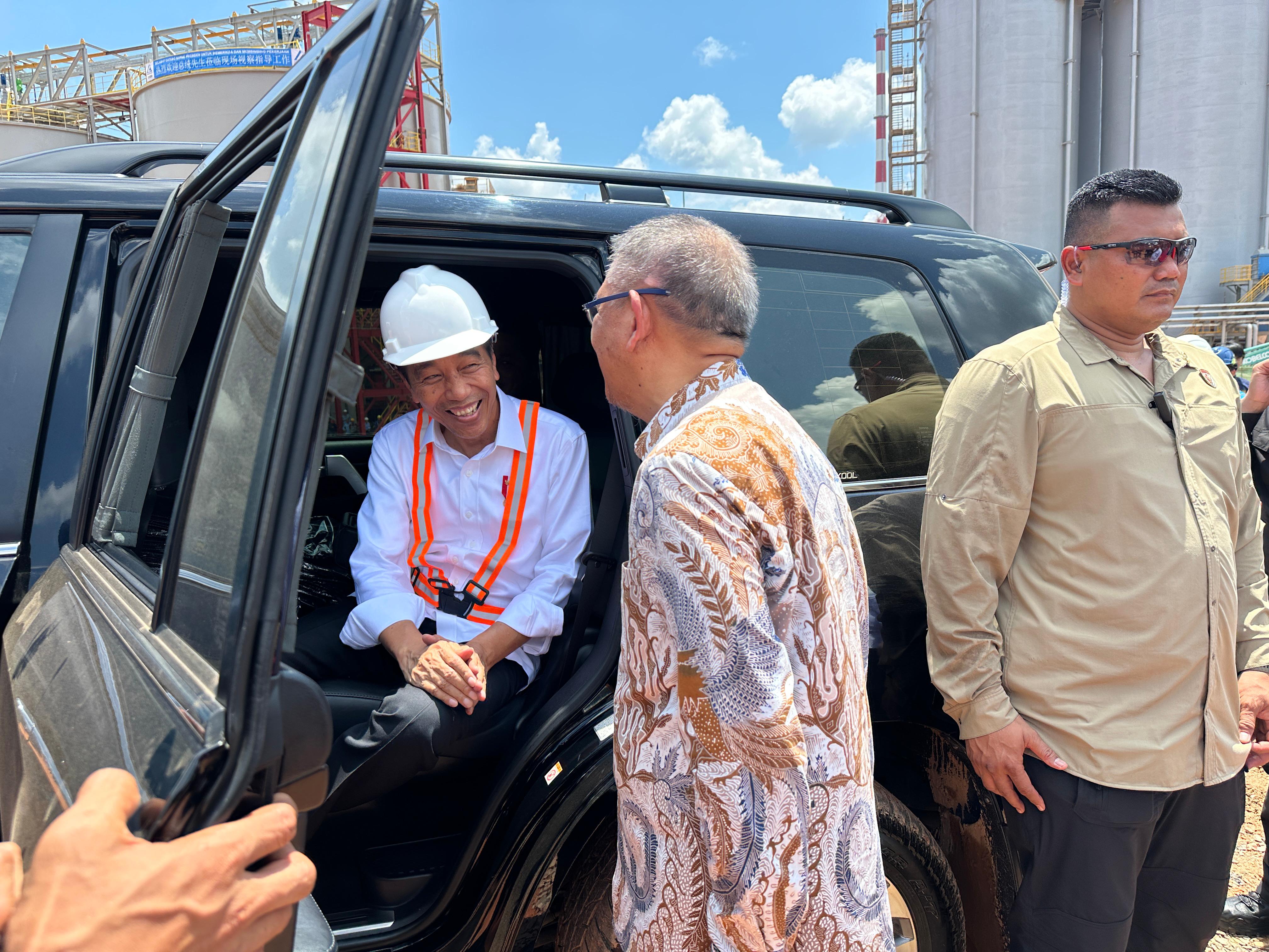 Presiden Jokowi berbincang dengan Sutarmidji saat berada di SGAR, PT. BAI, Kabupaten Mempawah, Selasa (24/9).