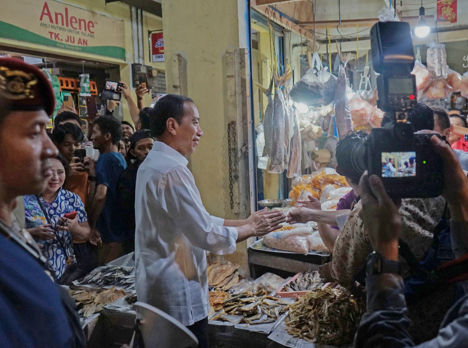 MENYAPA: Presiden Jokowi menyalami warga saat peninjau harga kebutuhan bahan pokok di Pasar Mawar, Pontianak, Selasa (24/9).