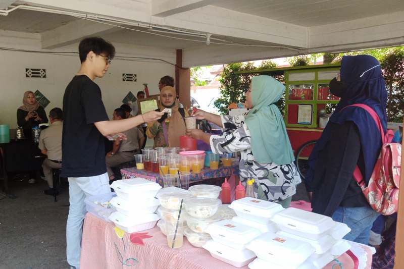 BAZAR: Pengunjung berbelanja di bazar UMKM Kanwil ATR/BPN Provinsi Kalbar pada Selasa (24/9).