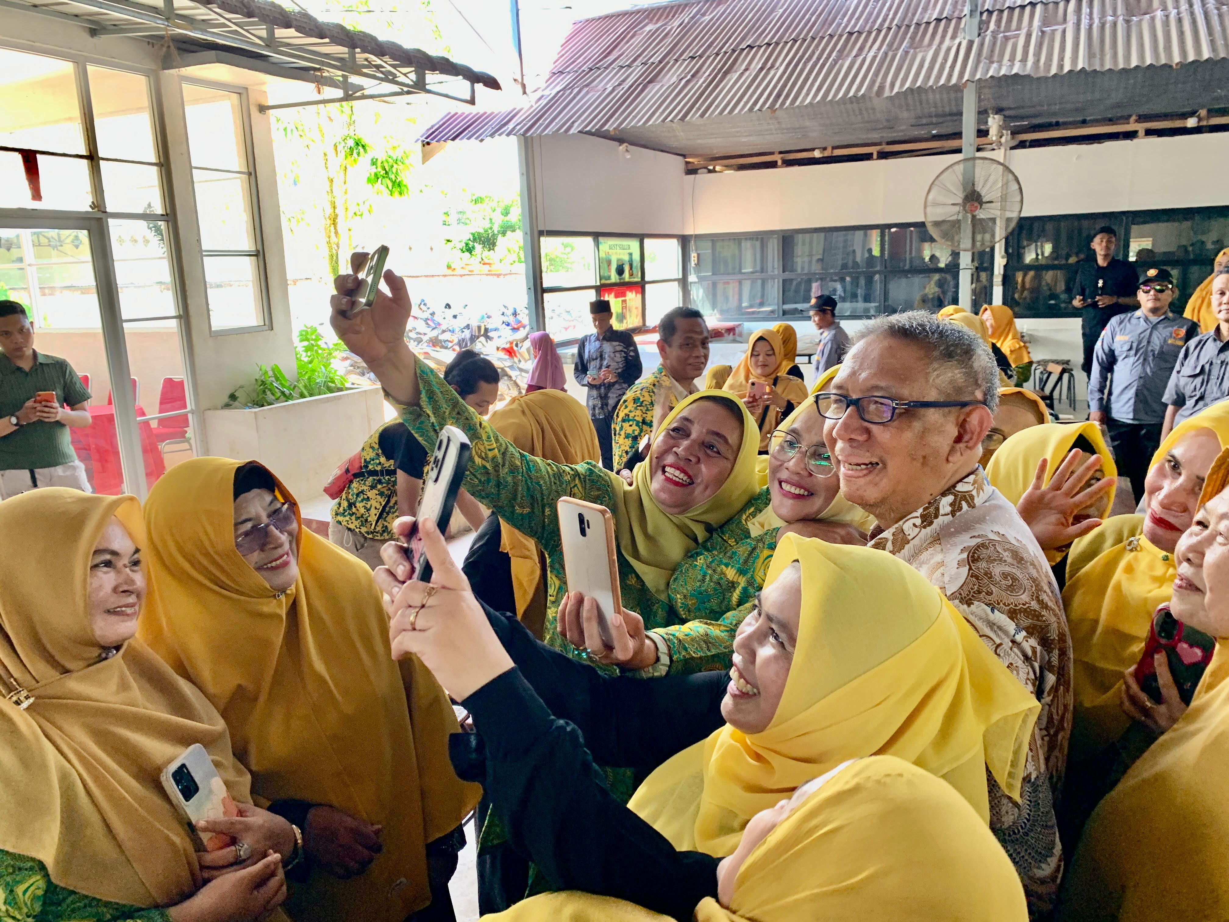 TAUSIAH : Sutarmidji memberikan tausiah di hadapan pengurus jemaah Al Hidayah se-Kabupaten Mempawah saat membuka kegiatan pengajian di Oneway Coffee & Roastery, Sungai Pinyuh, Selasa (24/9).