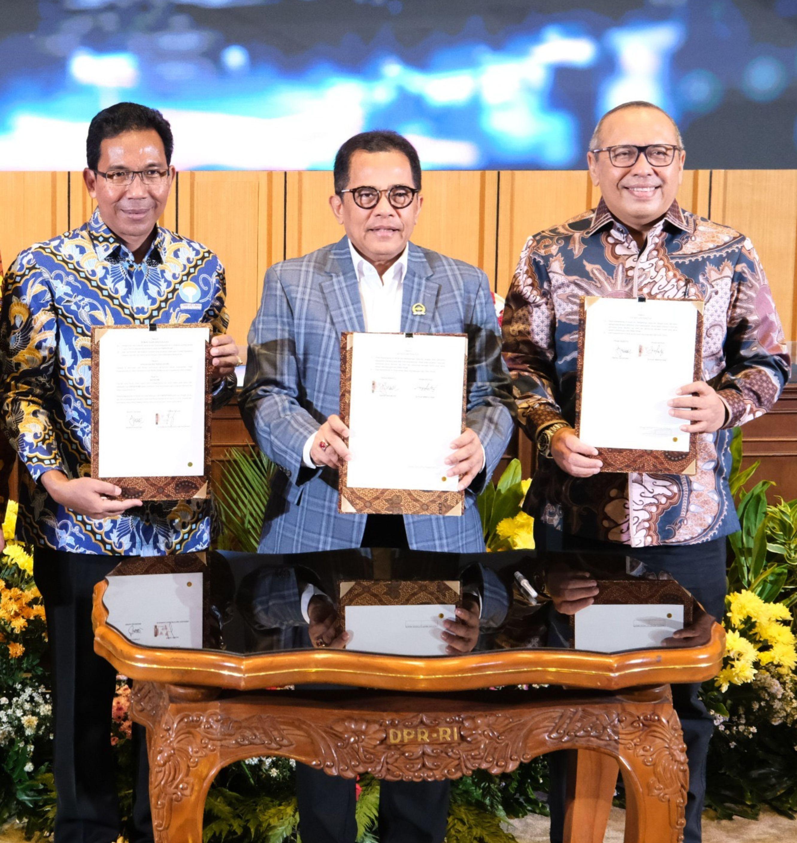 Sekjen Kementerian ATR/BPN bersama Sekjen Dewan Perwakilan Rakyat Republik Indonesia (DPR RI), Indra Iskandar menandatangani Nota Kesepahaman tentang Peningkatan Kualitas Penyelenggaraan Pelayanan Pub