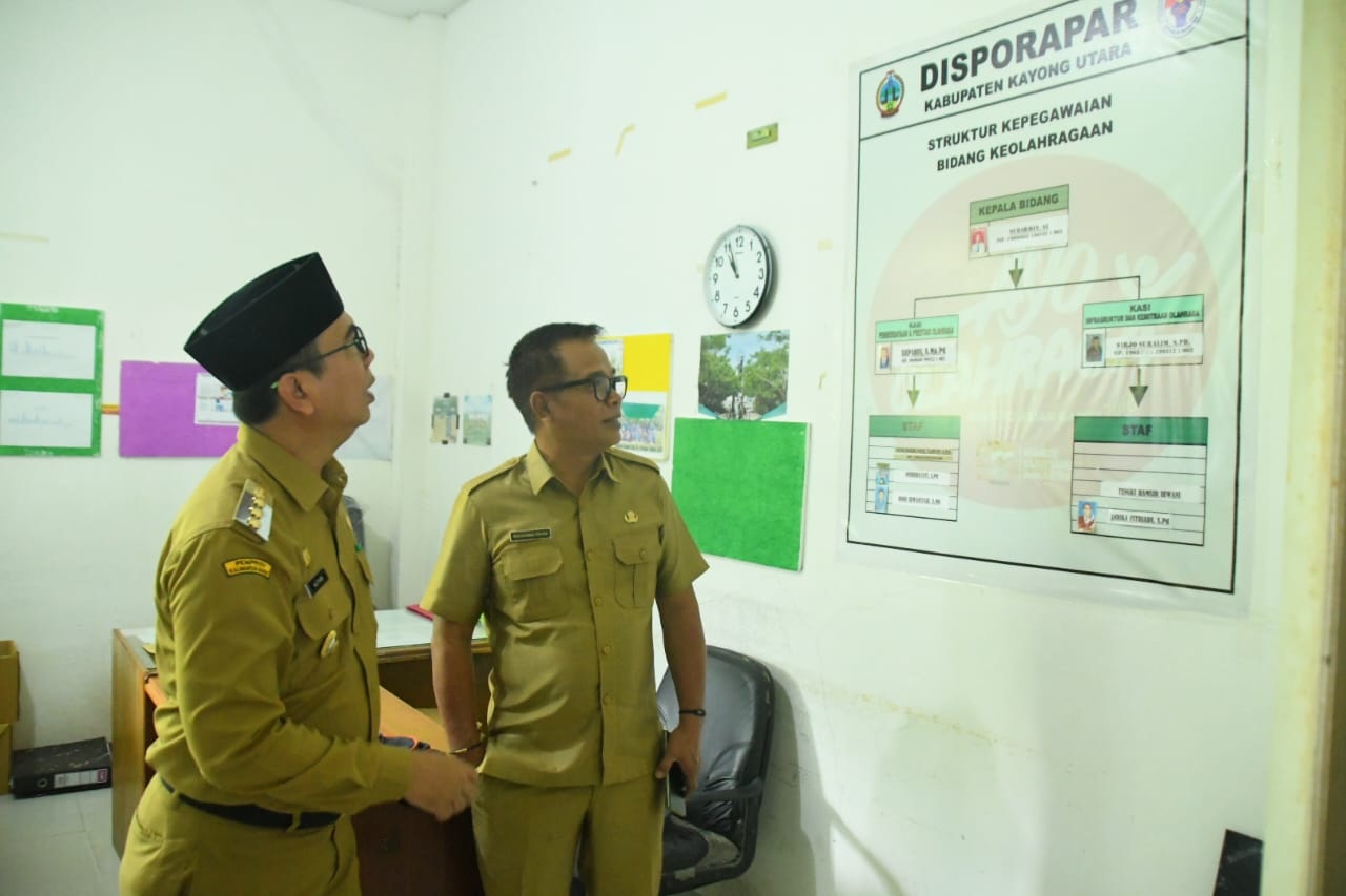 KUNJUNGAN: Penjabat Bupati Alfian Kunjungi Kantor Dinas di lingkungan Pemerintah Kabupaten Kayong Utara.
