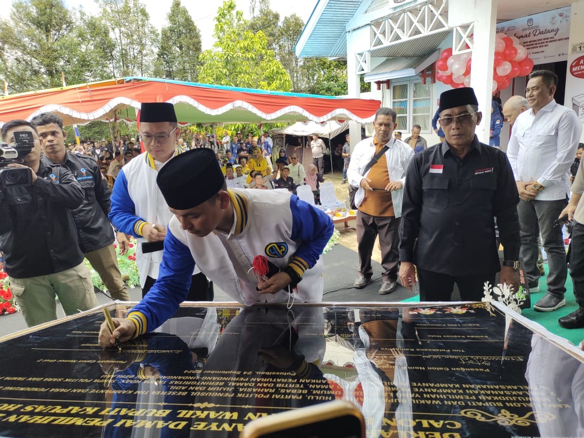 DEKLARASI: Calon Bupati Kapuas Hulu Nomor Urut 2 saat menandatangani prasasti deklarasi Pilkada Damai.