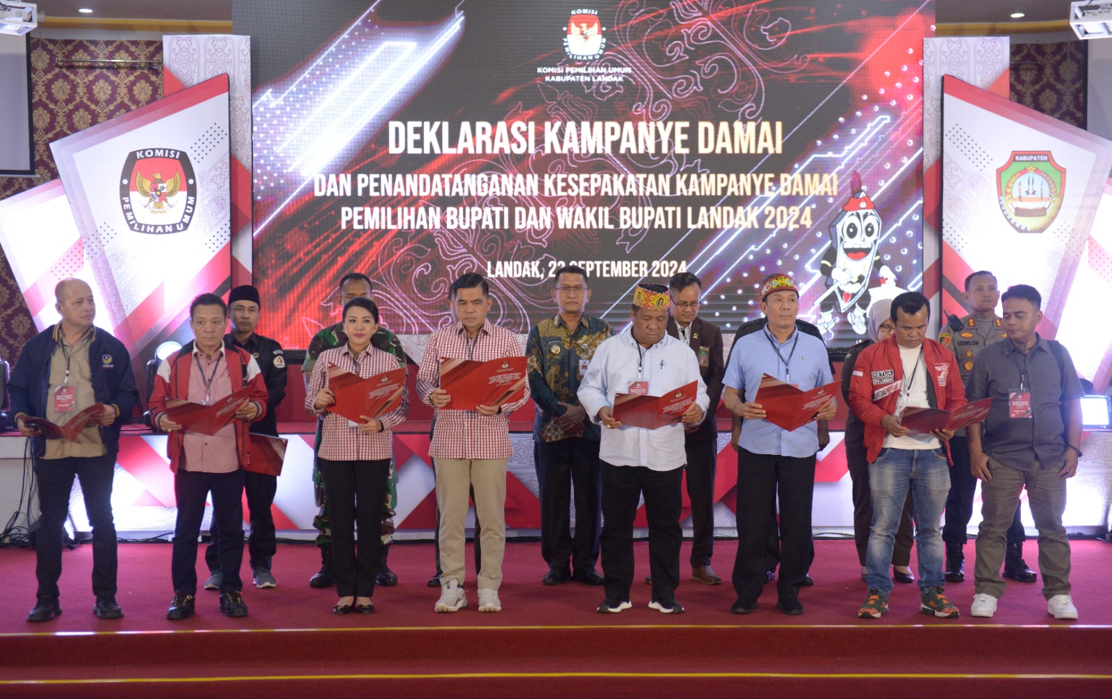 DEKLARASI DAMAI: Paslon bupati dan wakil bupati Landak saat membacakan Deklarasi Kampanye Damai disaksikan oleh Forkompimda, Kabupaten Landak di Aula Kantor Bupati Landak.