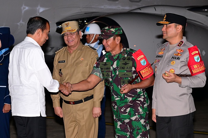 SAMBUT PRESIDEN: Pangdam XII Tanjungpura, Mayjen TNI Iwan Setiawan bersama Kapolda Kalbar, Irjen Pol Pipit Rismanto dan Pj Gubernur Kalbar, Harisson menyambut kedatangan Presiden RI, Joko Widodo.