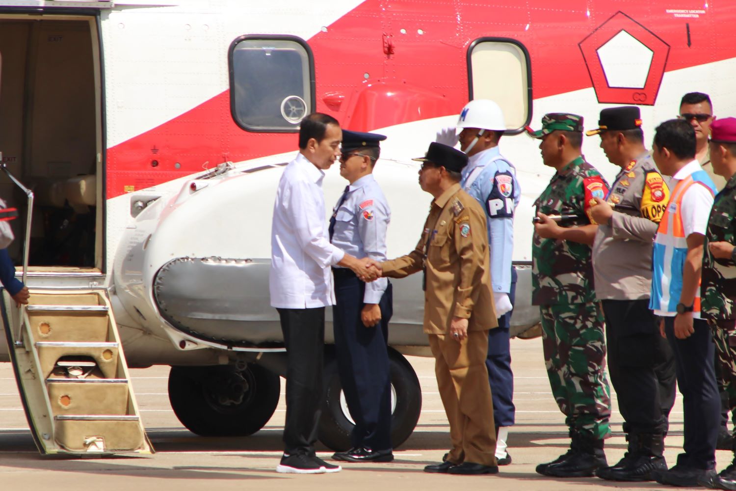 SAMBUT : Pj Bupati Ismail menyambut kedatangan Presiden Jokowi di Pelabuhan Terminal Kijing.