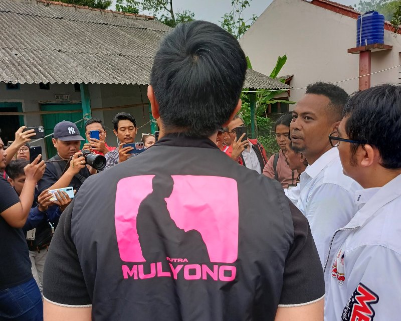 Ketua Umum Partai Solidaritas Indonesia (PSI) Kaesang Pangarep memakai romi
