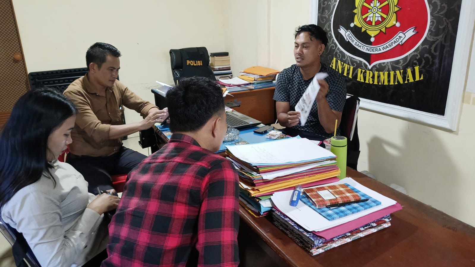 LAPORKAN: Tim hukum, pasangan calon Bupati dan Wakil Bupati Landak, nomor urut 1, Karolin Margret Natasa-Erani saat melaporkan sejumlah akun media sosial, ke Polres Landak.
