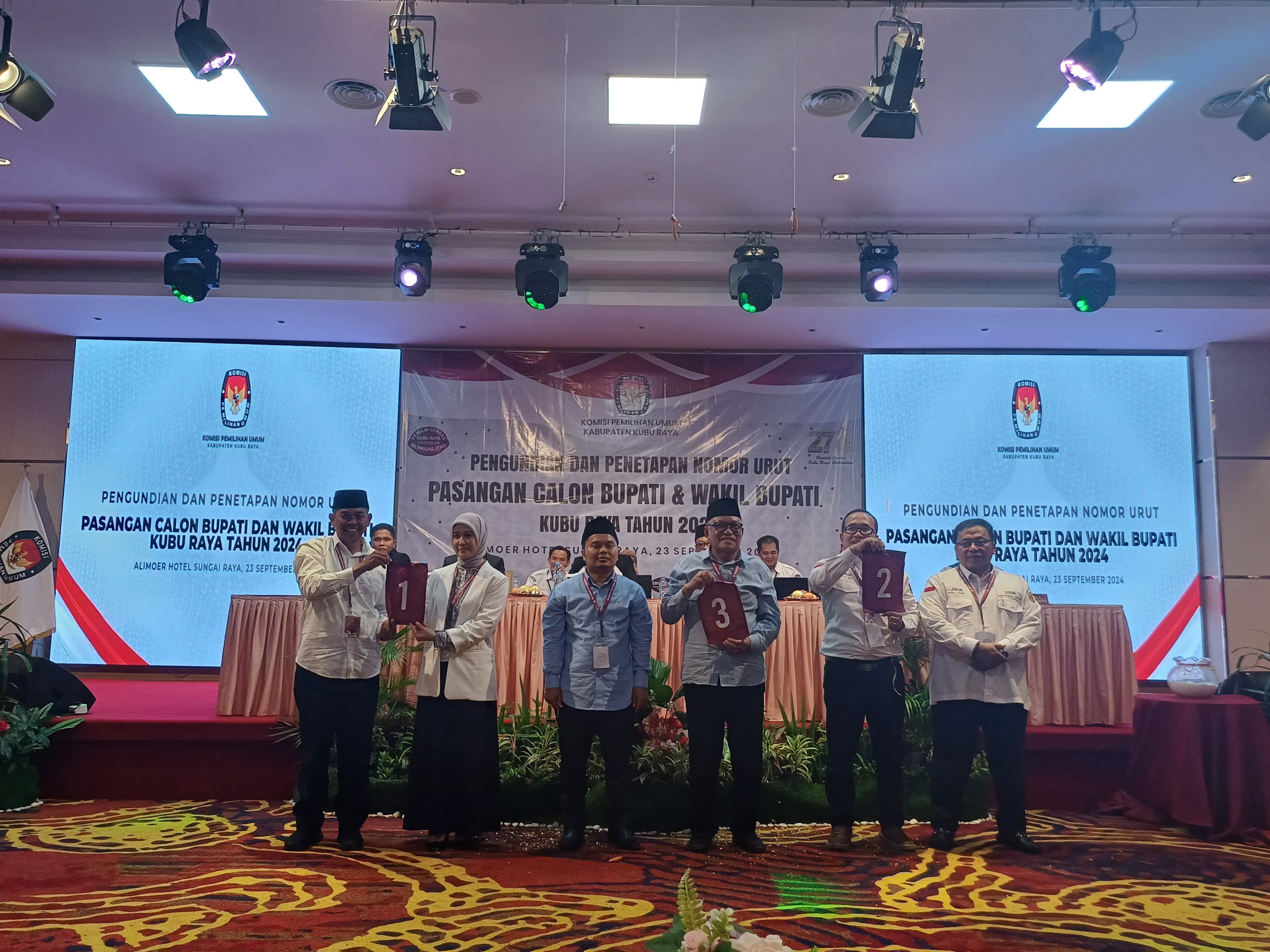 PERLIHATKAN NOMOR: Tiga pasangan calon bupati dan calon wakil bupati Kubu Raya menunjukkan nomor urut masing-masing dalam Pilkada Kubu Raya 2024, Senin (23/9) malam.